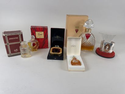 Lot comprenant :
- Van Cleef & Arpels à Paris.
Deux...