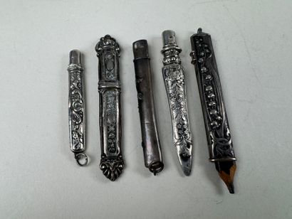 Lot en argent repoussé comprenant 4 étuis...