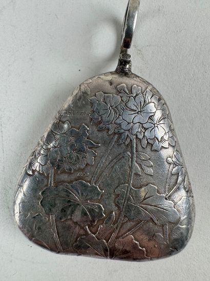Petit hochet d'enfant en argent à décor ciselé...