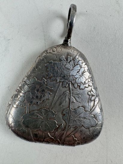 Petit hochet d'enfant en argent à décor ciselé...