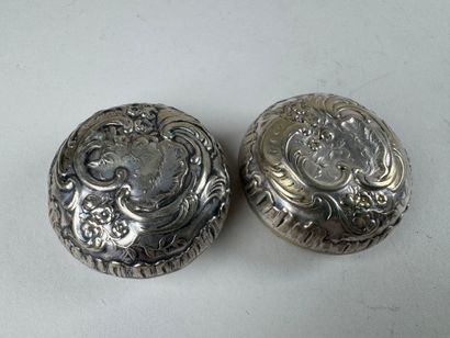 Deux petites boites piluliers en métal argenté...