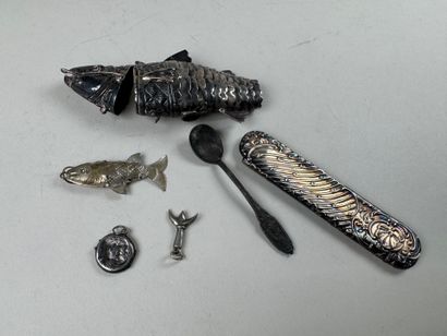Lot en argent comprenant une petite cuillère...