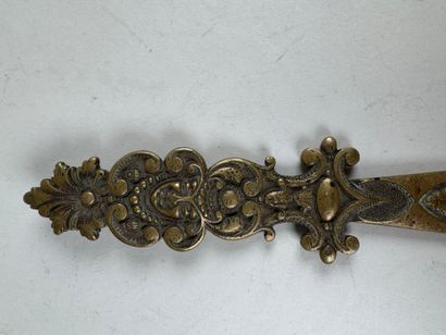 Coupe-papier en bronze patiné et ciselé à...