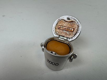 Estée LAUDER.
Édition l'an 2000.
Parfum solide...