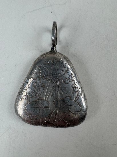 Petit hochet d'enfant en argent à décor ciselé...