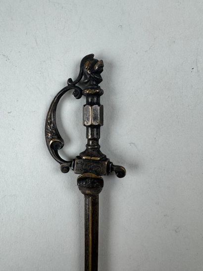 Trois coupe-papiers en bronze doré et ajouré...
