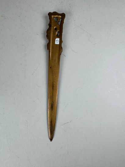 A. DAHL, XXe.
Coupe-papier en bronze ciselé...