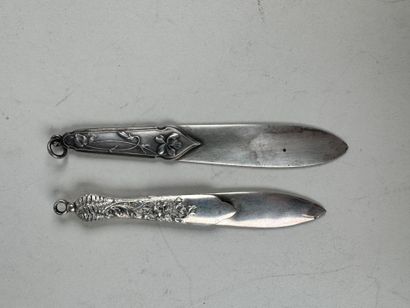 Deux ouvre-lettres en argent formant marque-pages...