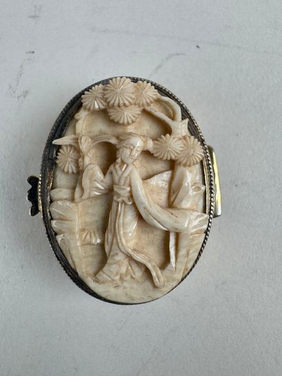ASIE, XXe.
Petite boite pilulier en argent...