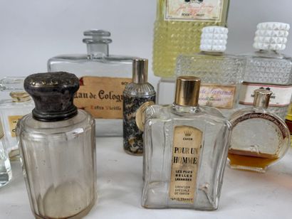 Collection de 18 flacons à parfum, eau de...