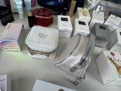 DIOR.
Environ 25 miniatures ou coffrets contenant...