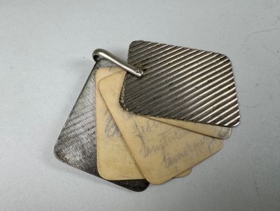 Petit carnet de bal en métal argenté, l'intérieur...