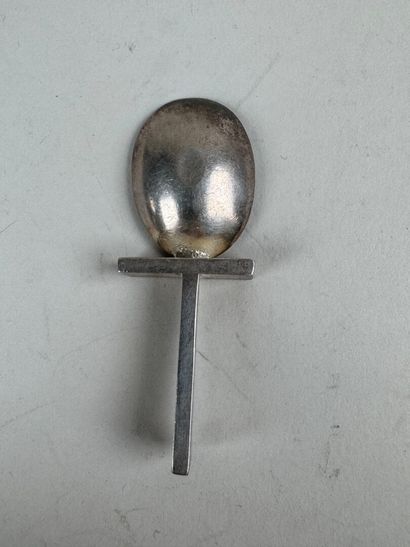 Petite cuillère en métal argenté, le manche...
