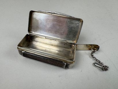 Petit étui pyrogène en argent guilloché avec...