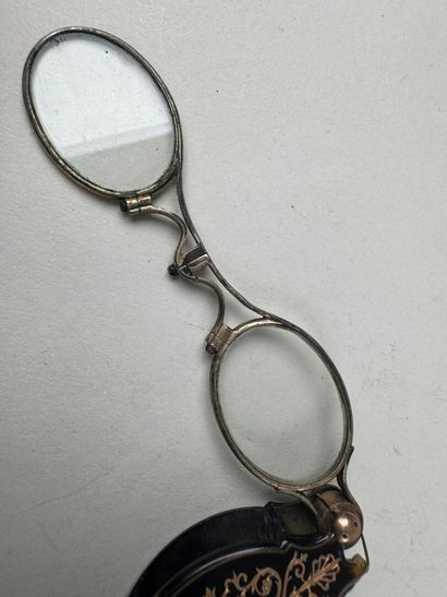 Petit face-à-main en écaille et argent à...