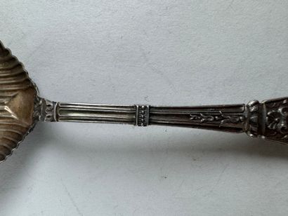 Petite saupoudreuse en argent, poinçon Minerve,...