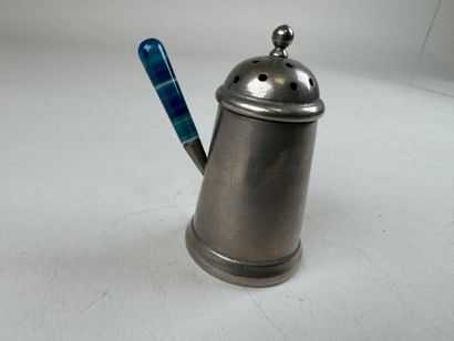 Petite saupoudreuse en forme de verseuse...