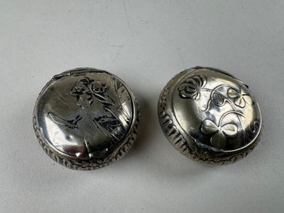 Deux petites boites piluliers en métal argenté...