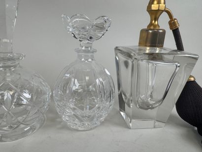Trois flacons et un pulvérisateur de parfum...
