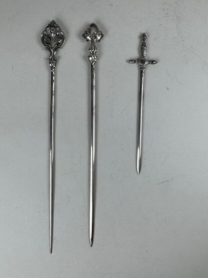 CHRISTOFLE.
Trois piques en métal argenté...
