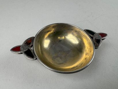 Petite coupelle à deux prises en argent orné...