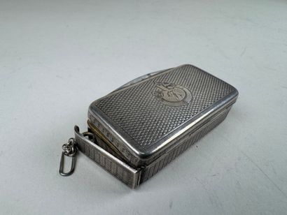 Petit étui pyrogène en argent guilloché avec...