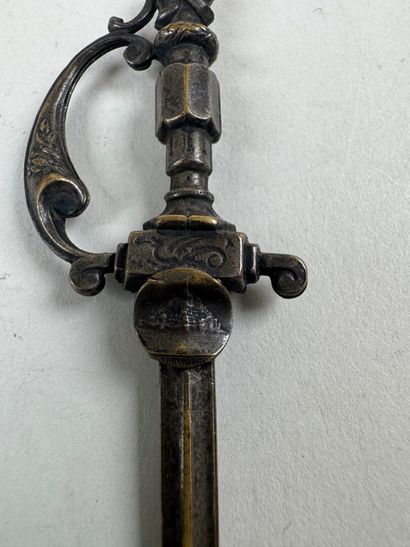 Trois coupe-papiers en bronze doré et ajouré...