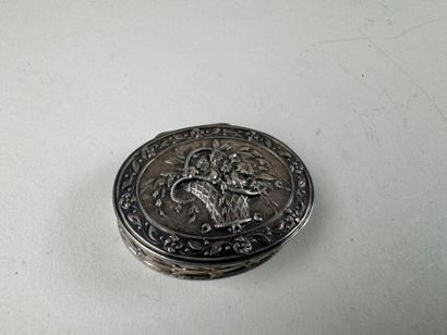 Petite boîte pilulier en argent à décor de...