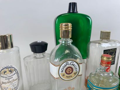 Collection de 11 flacons dont :
- Parfums...