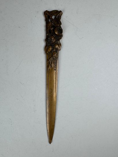 A. DAHL, XXe.
Coupe-papier en bronze ciselé...