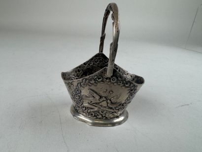 Petit panier en argent à décor ciselé de...