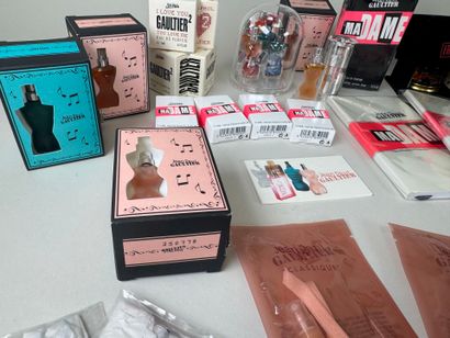 JEAN PAUL GAULTIER.
Environs 20 miniatures...