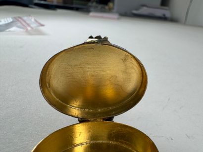 ASIE, XXe.
Petite boite pilulier en argent...