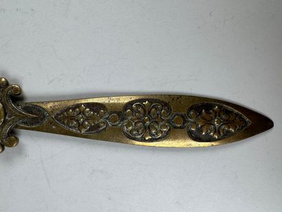 Coupe-papier en bronze patiné et ciselé à...