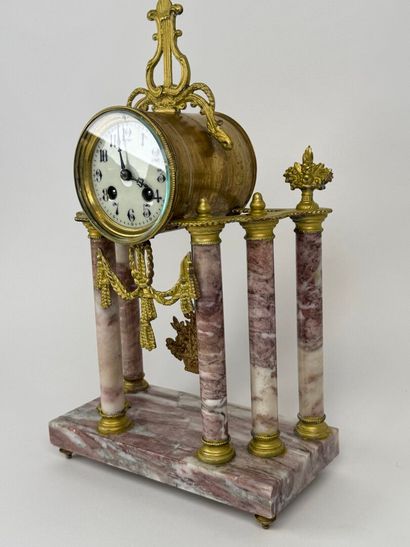 Column clock in veined marble and gilded...
