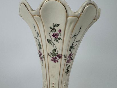 LANGEAIS, 20th century.
Cream earthenware...