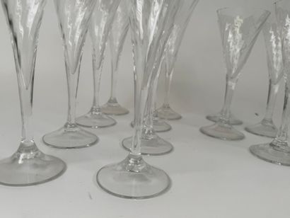 Part of a glass service including :
- 8 glasses...