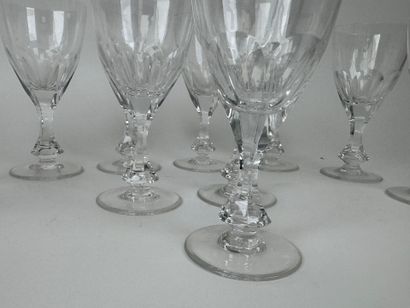 Set of 11 cut-crystal water glasses.
H. 17...