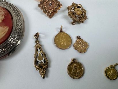 Lot including gilded metal sewing kit, costume...