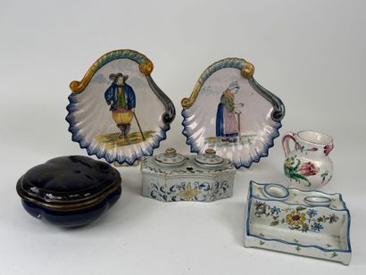 Polychrome and gold earthenware lot including:
-...
