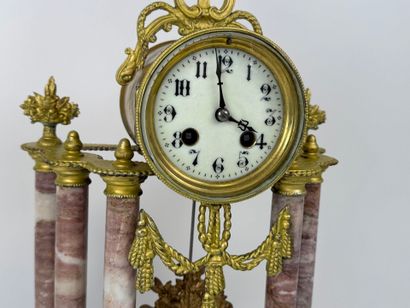 Column clock in veined marble and gilded...
