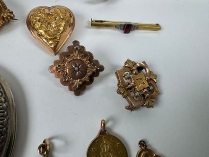 Lot including gilded metal sewing kit, costume...