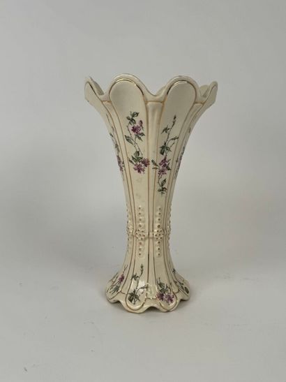 LANGEAIS, 20th century.
Cream earthenware...