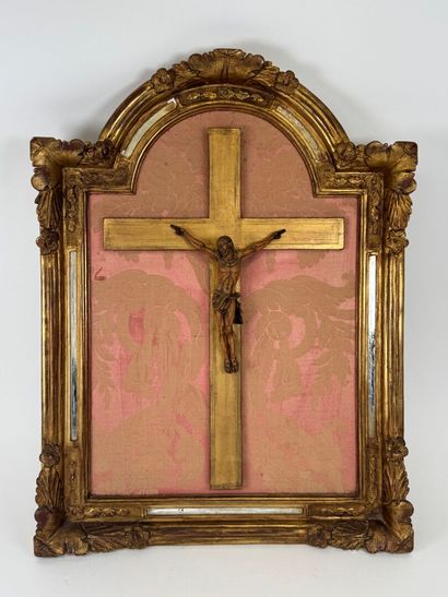 Crucifix with Christ in carved boxwood.
Presented...