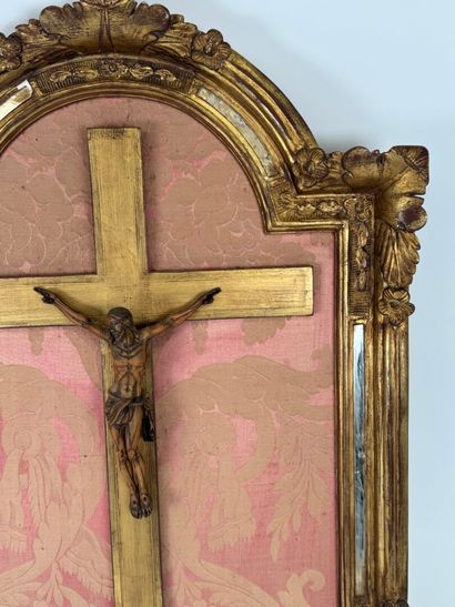 Crucifix with Christ in carved boxwood.
Presented...