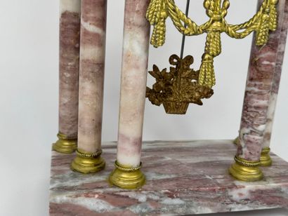Column clock in veined marble and gilded...