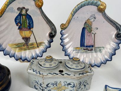 Polychrome and gold earthenware lot including:
-...
