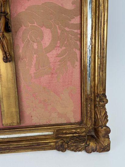 Crucifix with Christ in carved boxwood.
Presented...
