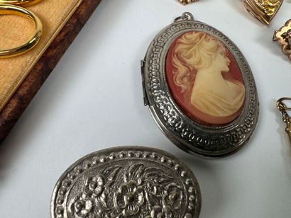 Lot including gilded metal sewing kit, costume...