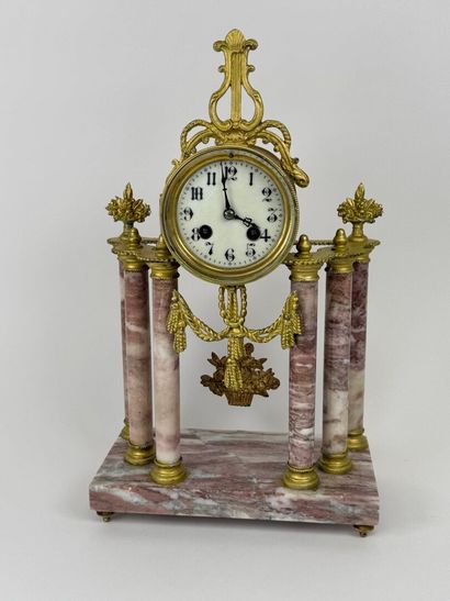 Column clock in veined marble and gilded...